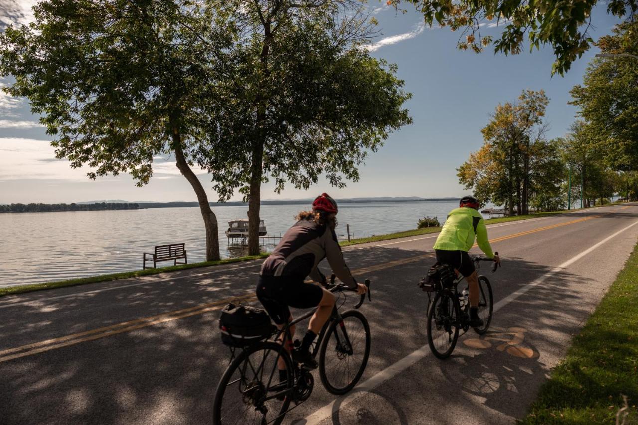 La Cache Du Lac Champlain Venise en Quebec Bagian luar foto