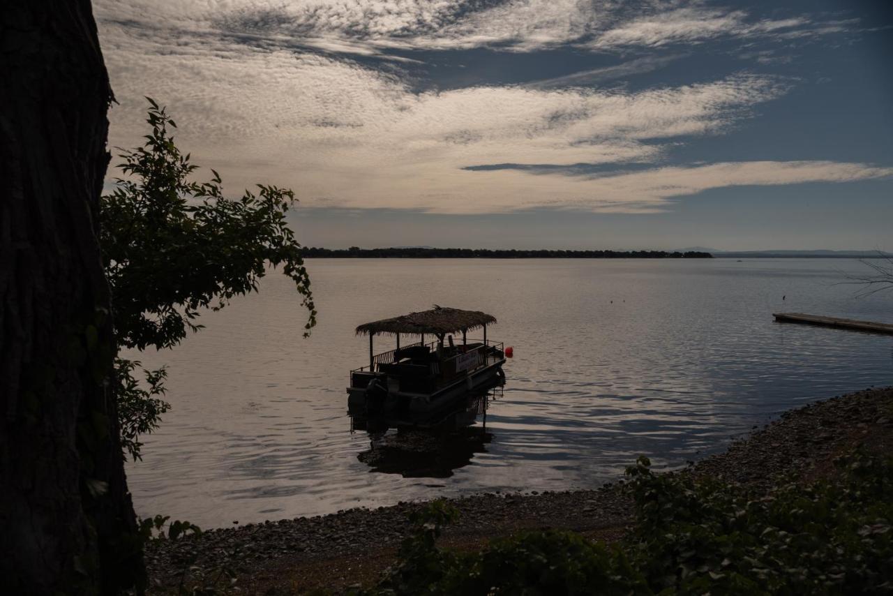 La Cache Du Lac Champlain Venise en Quebec Bagian luar foto