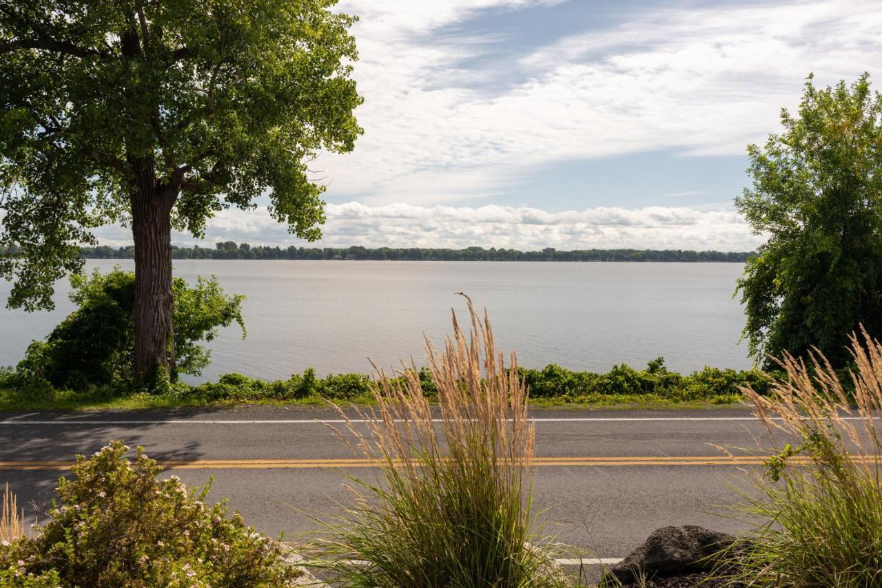La Cache Du Lac Champlain Venise en Quebec Bagian luar foto