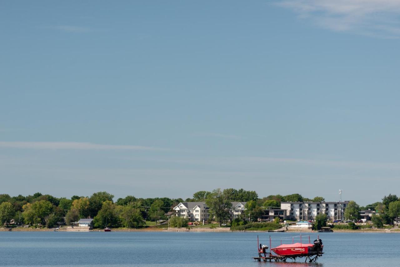 La Cache Du Lac Champlain Venise en Quebec Bagian luar foto