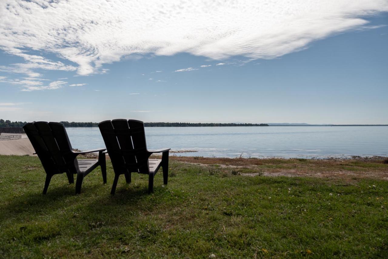 La Cache Du Lac Champlain Venise en Quebec Bagian luar foto